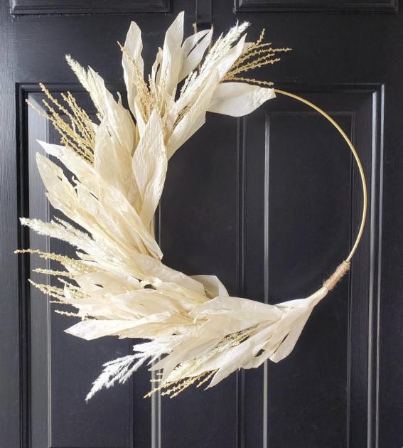 Simple autumn wreath made of pampas grass and corn husks