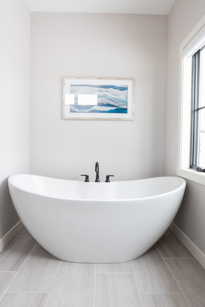 Beautiful Free-standing Tub in Airy Space